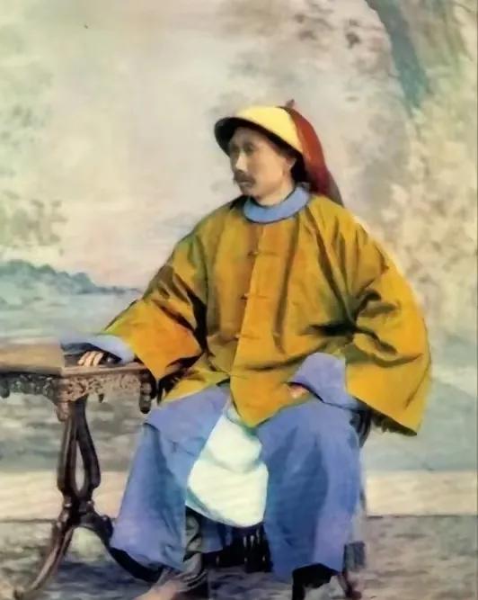 丁汝昌生于1836年安徽庐江贫寒农家，幼时艰难。其入伍经历有争议，在淮军凭战功晋