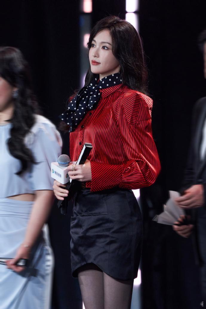 唐嫣上一秒拽姐下一秒甜妹 刘海一放是娇俏甜妹，刘海一掀变气场拽姐，曲梦这反差感直