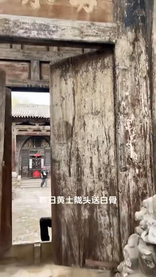 陋室空堂。
当年笏满床，衰草枯杨。
曾为歌舞场，蛛丝儿结满雕梁绿纱。
今又糊在蓬