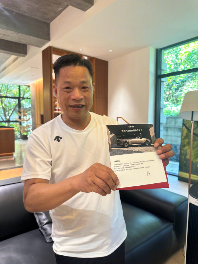 救人理想车主获李想赠车 日前，G50沪渝高速上海青浦段一辆特斯拉撞击护栏后起火，