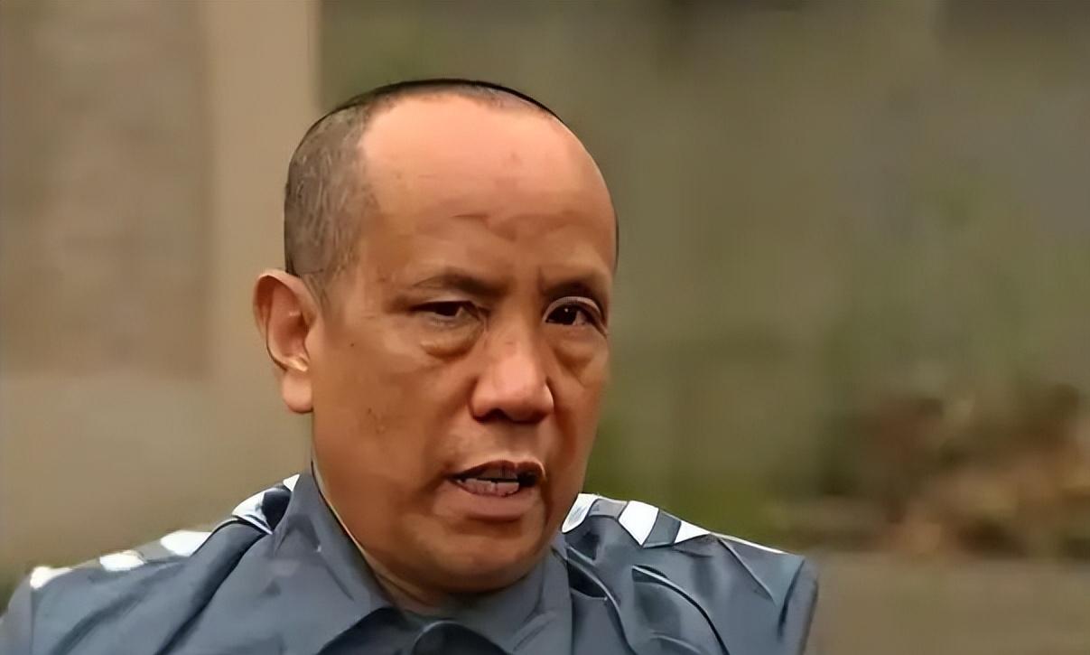 1988年，罪犯王金全趁狱警转身的空隙，一头钻进监区厕所的大便槽。从粪便槽内一寸