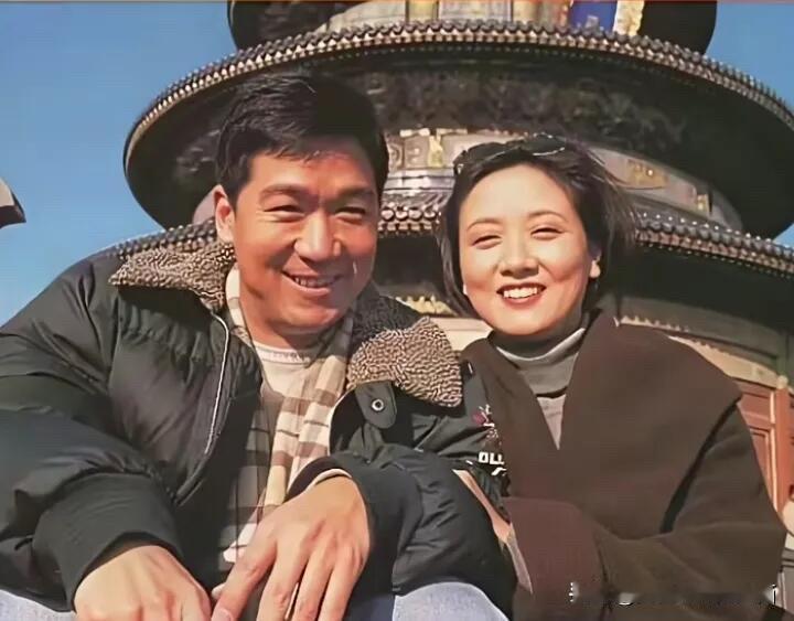 张国立虽然眼睛小，样子也不是特别帅，但是有气质，知道疼老婆，你看他有闲暇的时间就