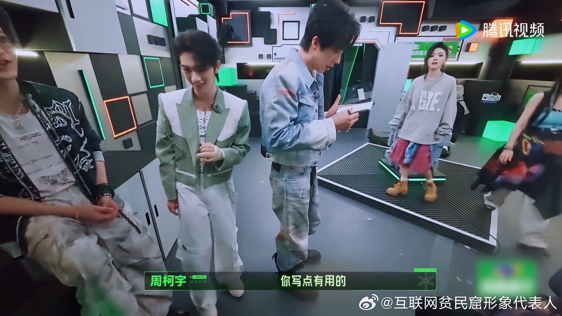 张凌赫七情六欲只剩食欲开始推理吧 张凌赫在联络纸上写送吃的这段我笑到了，周柯宇让