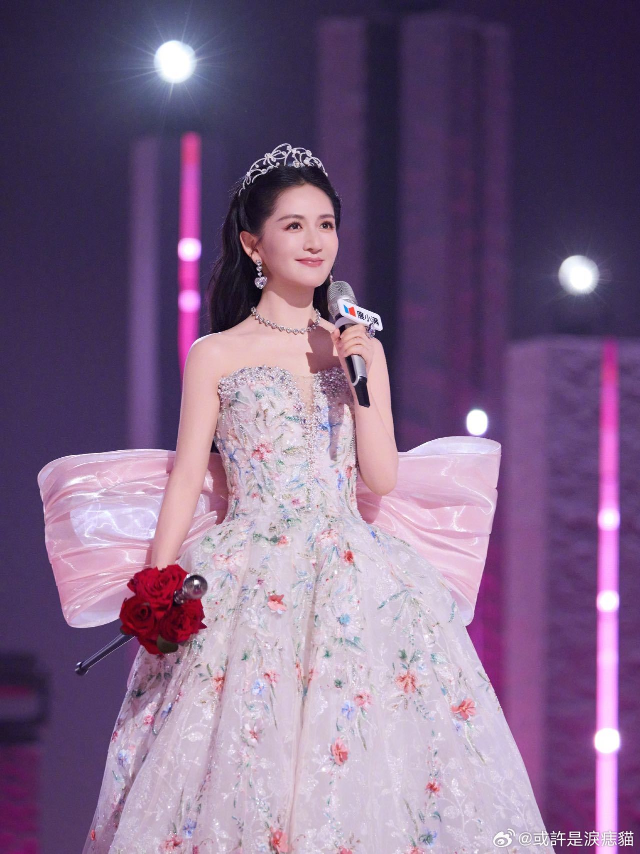 谢娜要开演唱会了吗谁的青春没有《菠萝菠萝蜜》，谢娜早期就有爆款单曲，唱跳功底一直