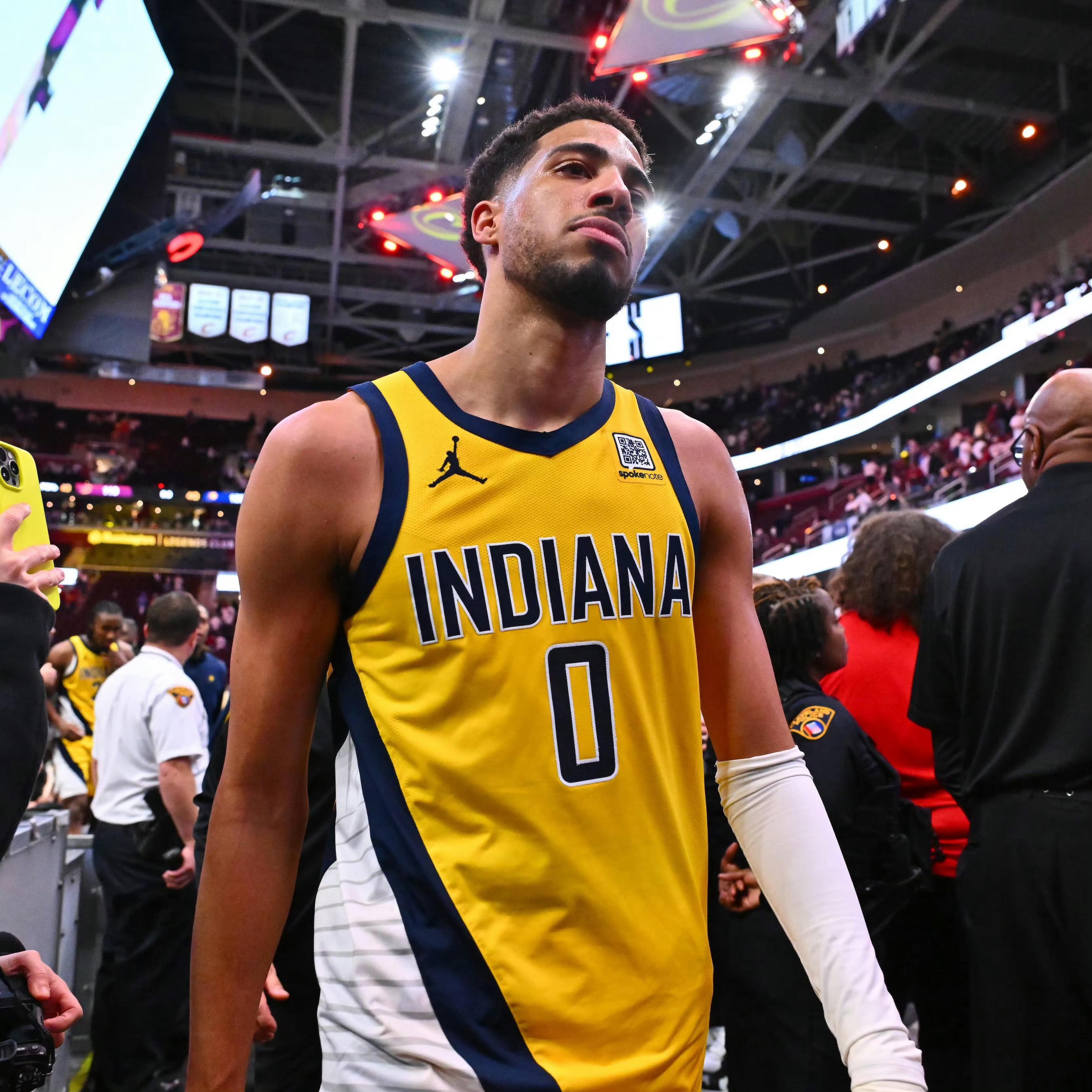 步行者已经开始为哈利伯顿下赛季复出做准备了，他们正在寻找一名中锋替代特纳。NBA