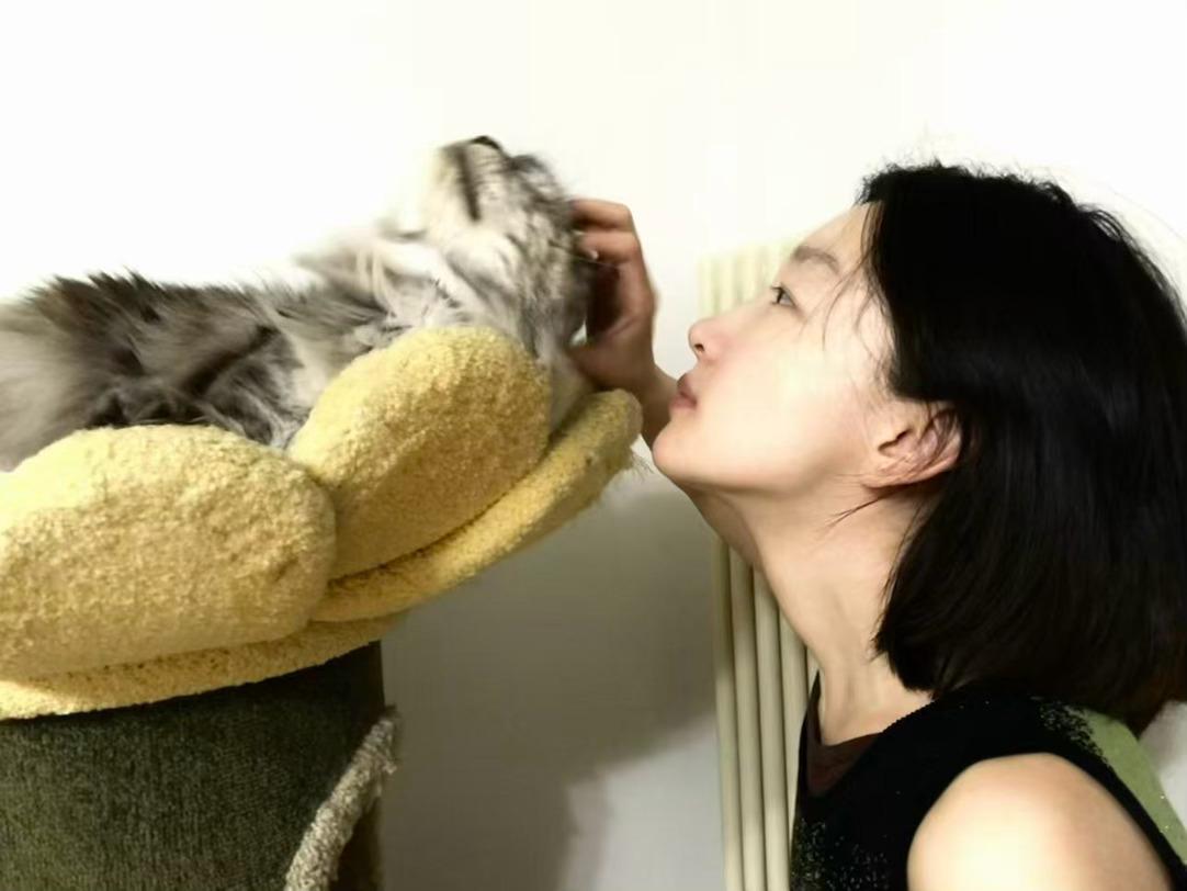 周冬雨花少素颜状态 好喜欢周冬雨这种不刻意的状态，素颜五官清清爽爽，眉眼灵动，整