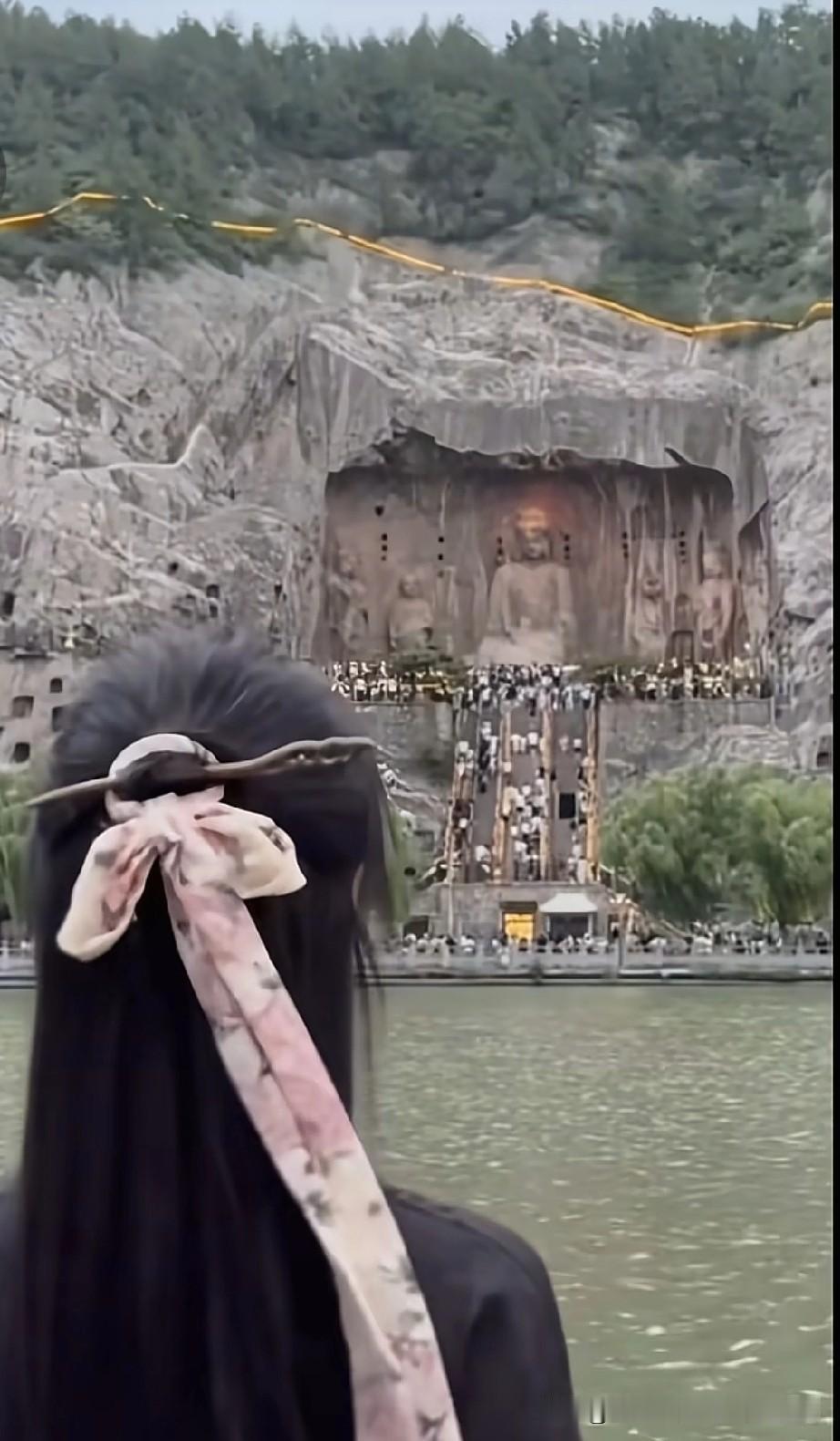 牡丹花开佛不语，
很多人苦苦祈求与大佛相视一眼，
却并不留意身后有众多小小的石佛