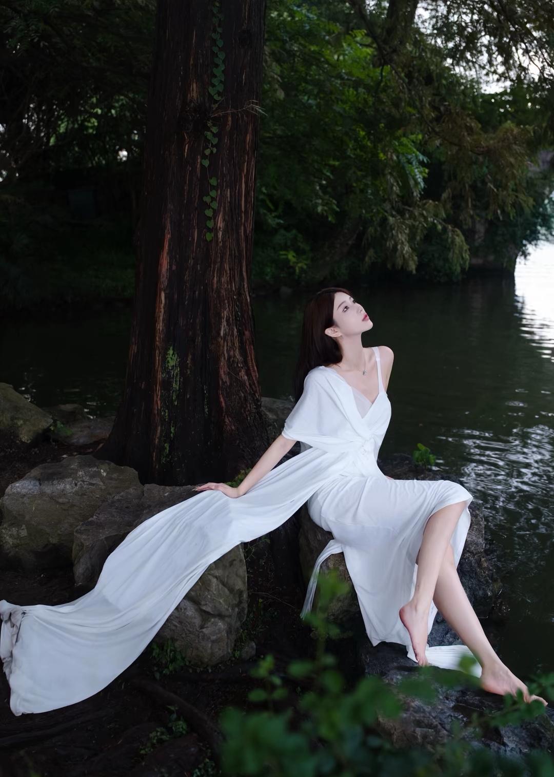 在湖边静坐，感受自然的宁静与美好。