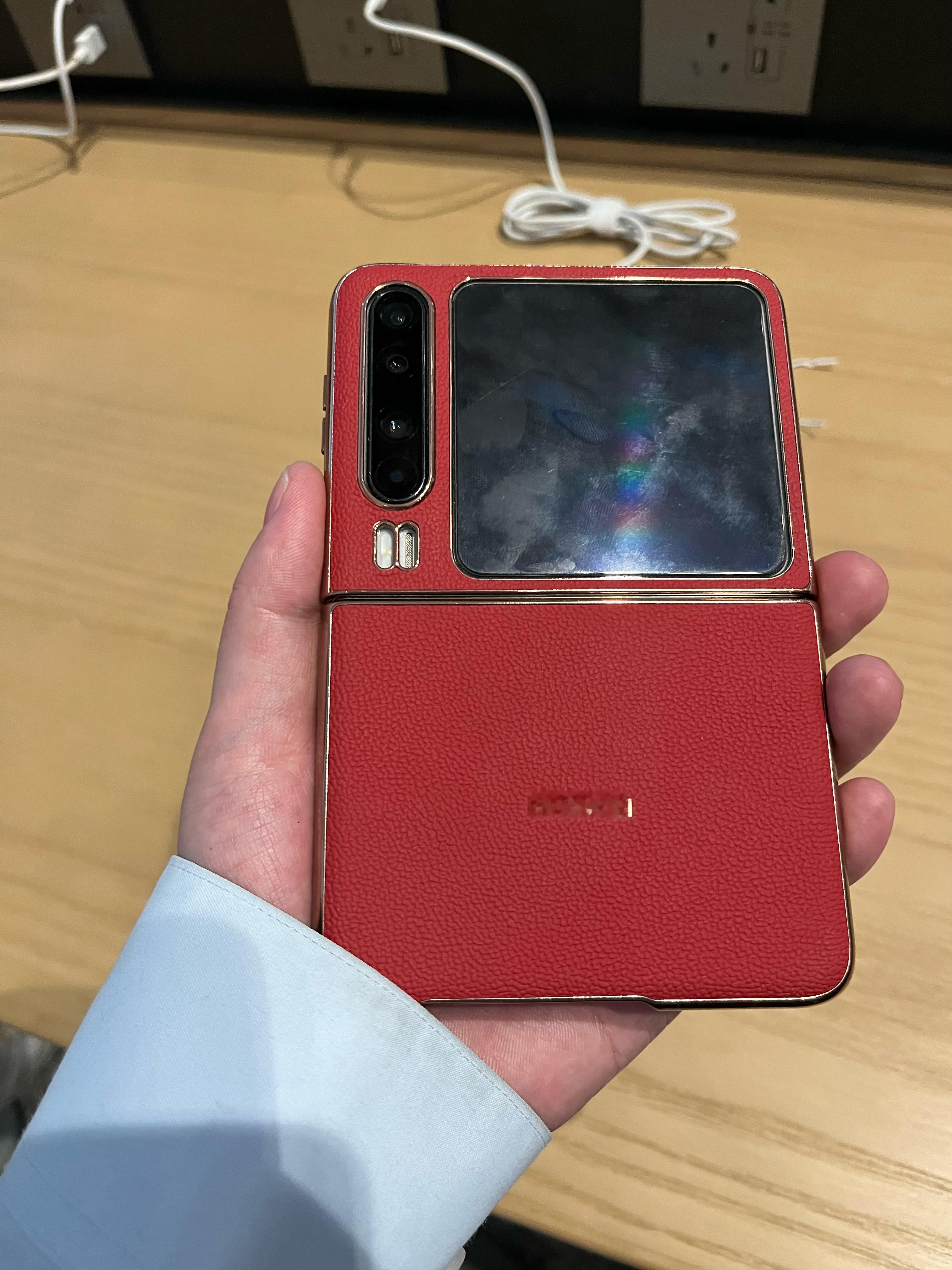 对于新买的手机壳非常满意，过年就要喜庆些，中国红是这个季节最好的颜色。华为pur