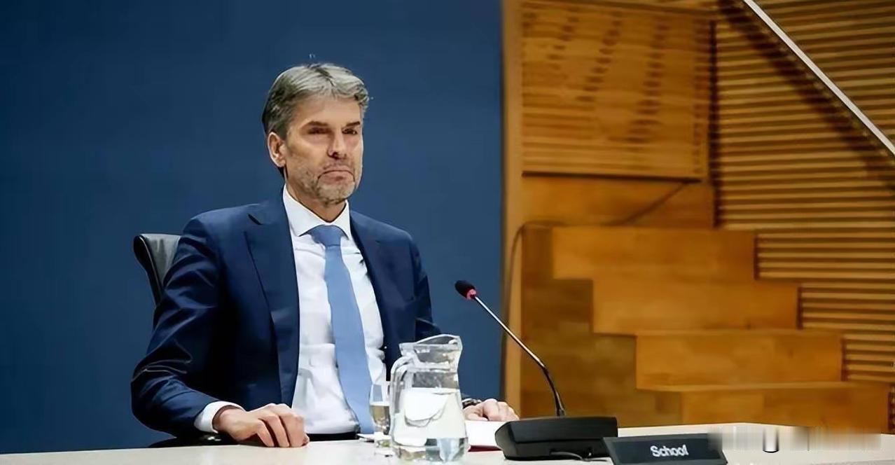 1. 荷兰看守首相斯霍夫捅篓子 让下届政府擦屁股：荷兰看守首相斯霍夫大选前以“国