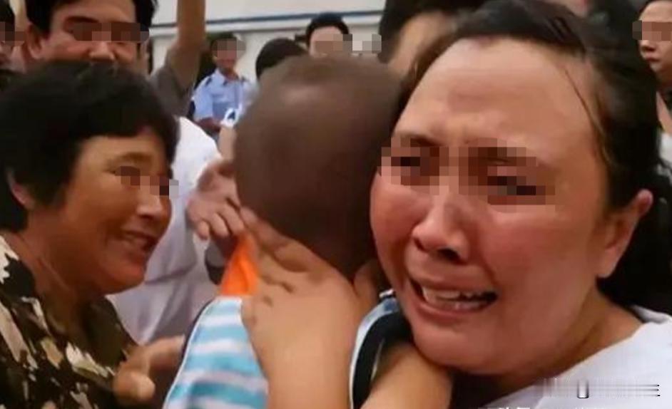 “他们抢我孩子，我怎么能不反抗！”2022年，三名人贩子光天化日之下抢孩子，孩子