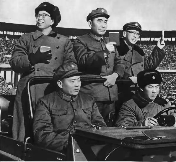 这张老照片所反映的那个时代，虽然我们的实力还不是很强，家底还不是很厚，老百姓的生