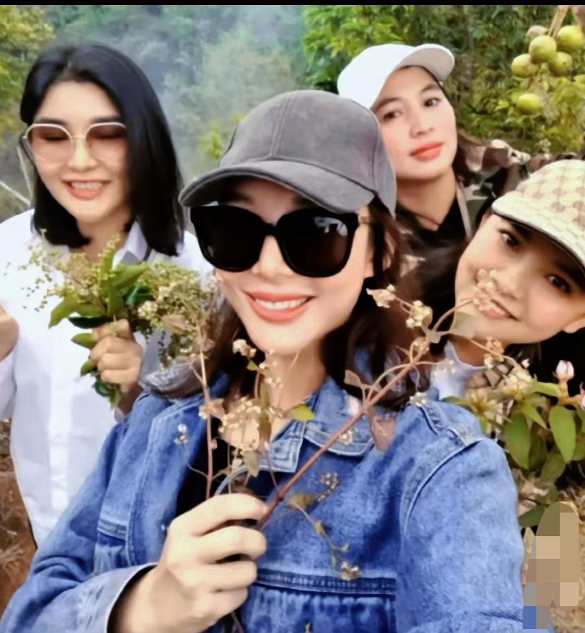 白所成被判死刑了，可他的四个女儿都跑了。
​白应香，白应兰，白应萍，白应改，是白