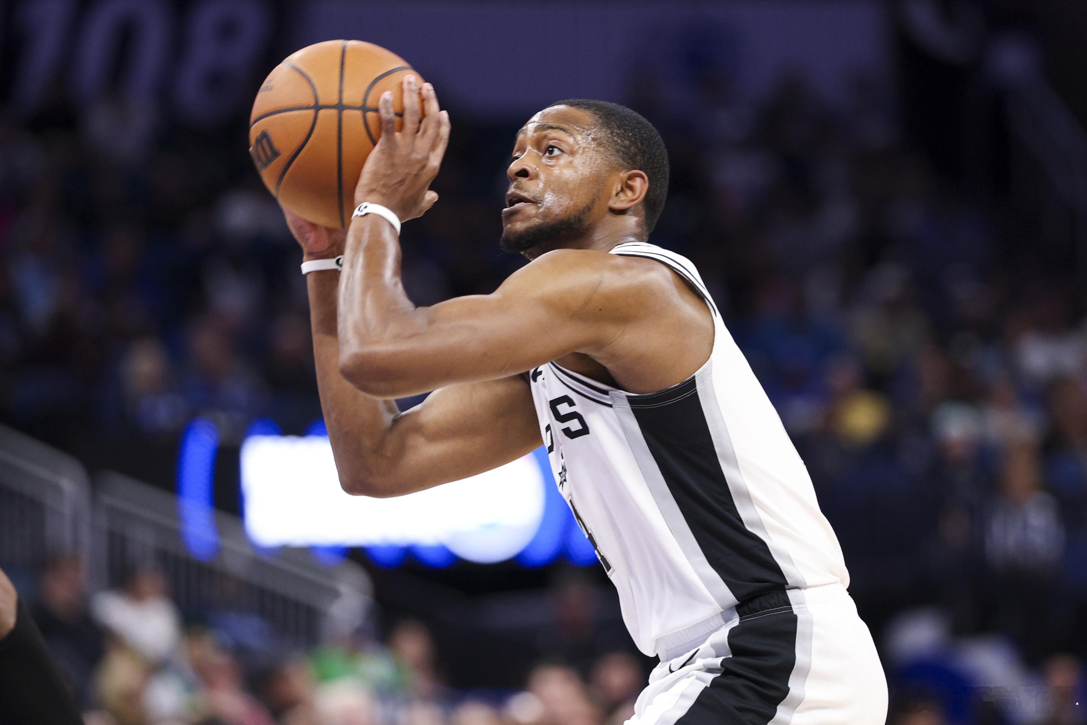 12月10日讯 今天上午，湖人主帅雷迪克在球队训练结束后接受了记者采访。谈到明天