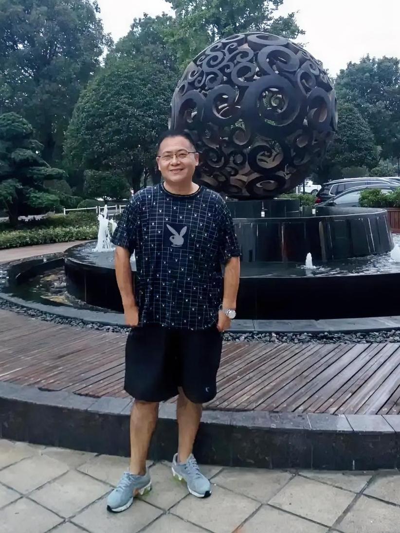 这段时间我又瘦了6斤。

原因就在于休息不好，看世界杯经常熬夜；

还有一个原因