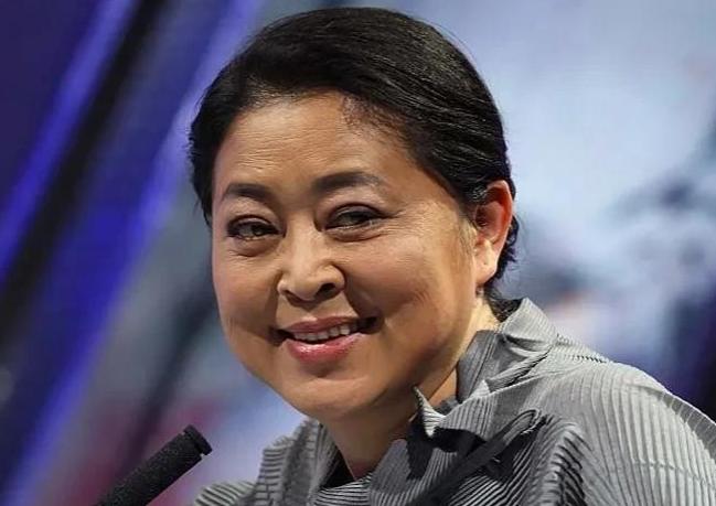在陈红嫁给陈凯歌后，鲁豫好奇地问：“你们在一起了，会不会觉得对不起倪萍？”然而，
