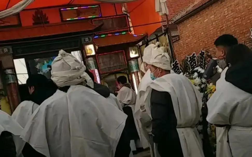 老人出殡，长子前年去世了，出殡时摔盆是由二儿子摔还是由长孙摔，吵翻了！
 
这事