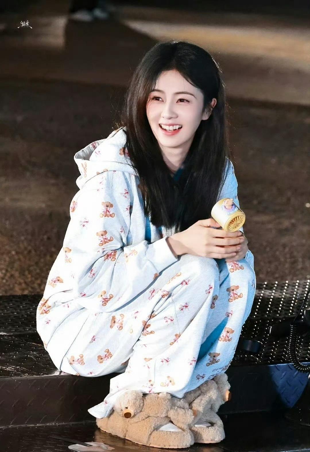 白鹿小声说累死了生日直播讲《莫离》快杀青、后面行程满到能常见面，突然低头小声累死