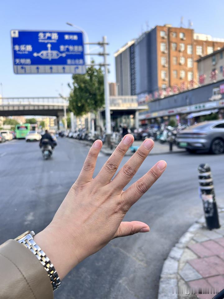 都说新官上任三把火，没想到新总经理上任第二个月，第一把烧的竟然是我！直接降薪和扣