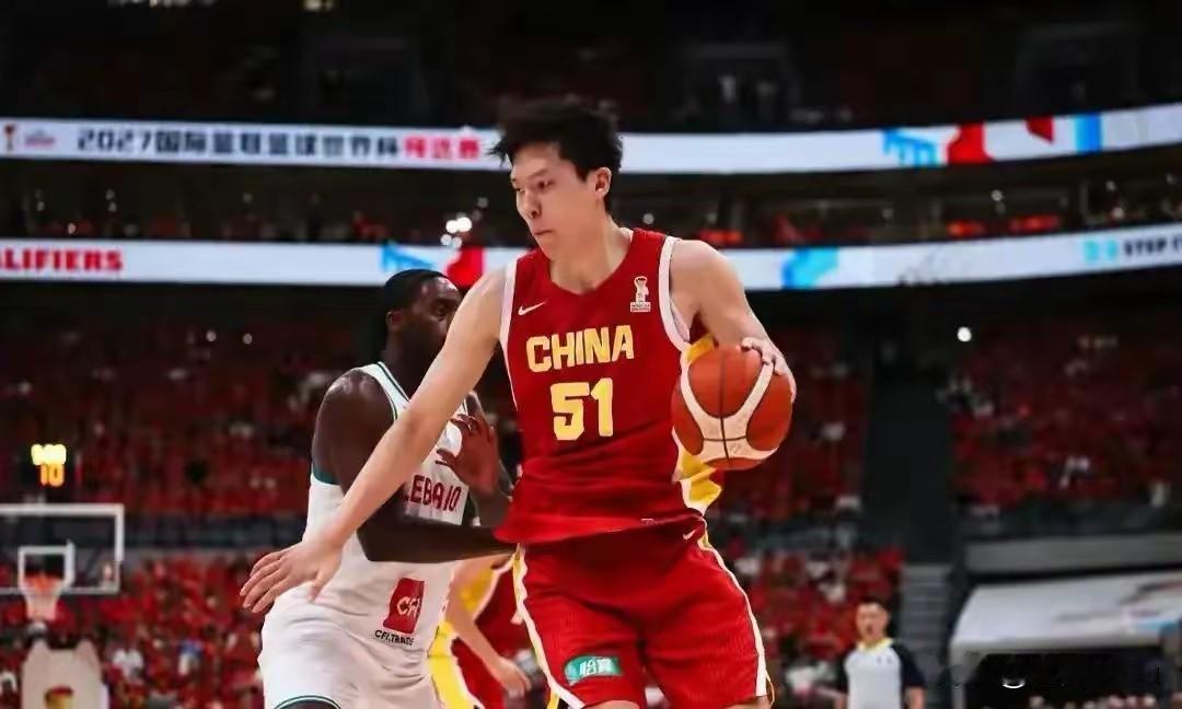 🏀世预赛争议一幕：杨瀚森倒地，VIP球迷扔球误伤赵继伟
 
8月31日，男篮世