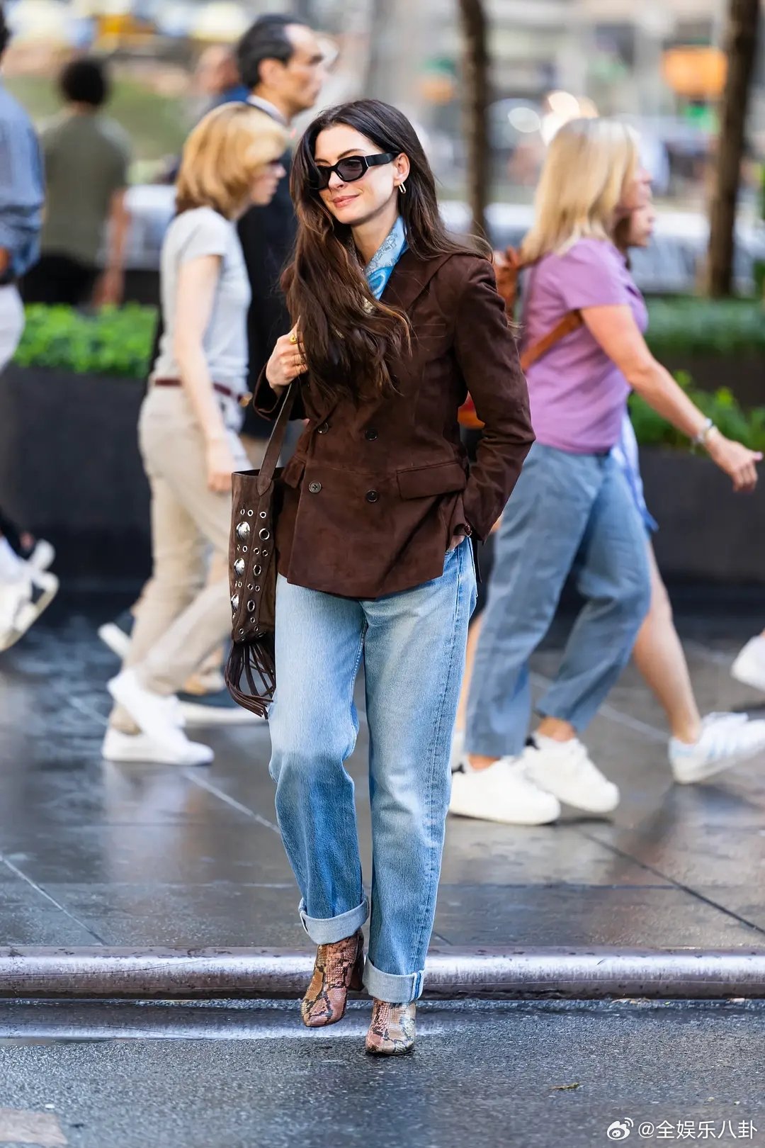  红高跟鞋从一只变一双太戳心！像圆了每个女孩的精致梦想，搭配普拉达的质感，优雅又