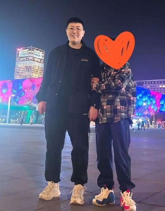 包头牺牲女警长赵佳鑫，个子好高，目测至少175cm，短发很壮实，同事都称她为假小
