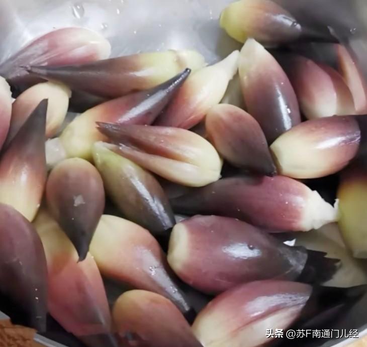 南通特产蘘荷，貌似只有南通地界才吃，吃法基本都是炒毛豆，少数会凉拌。南通周边得苏
