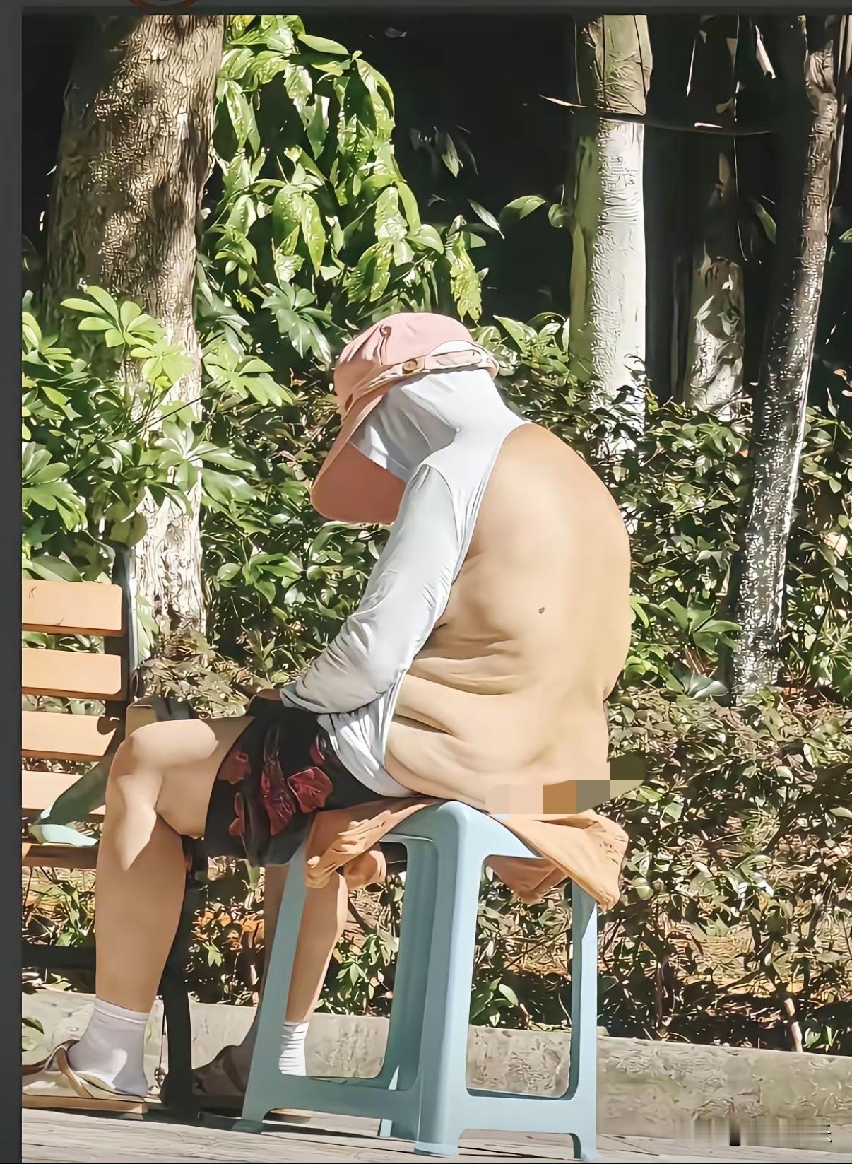 公园随手拍到的一幕，看完不得不佩服大娘的养生智慧，把平衡之道玩明白了。

户外阳