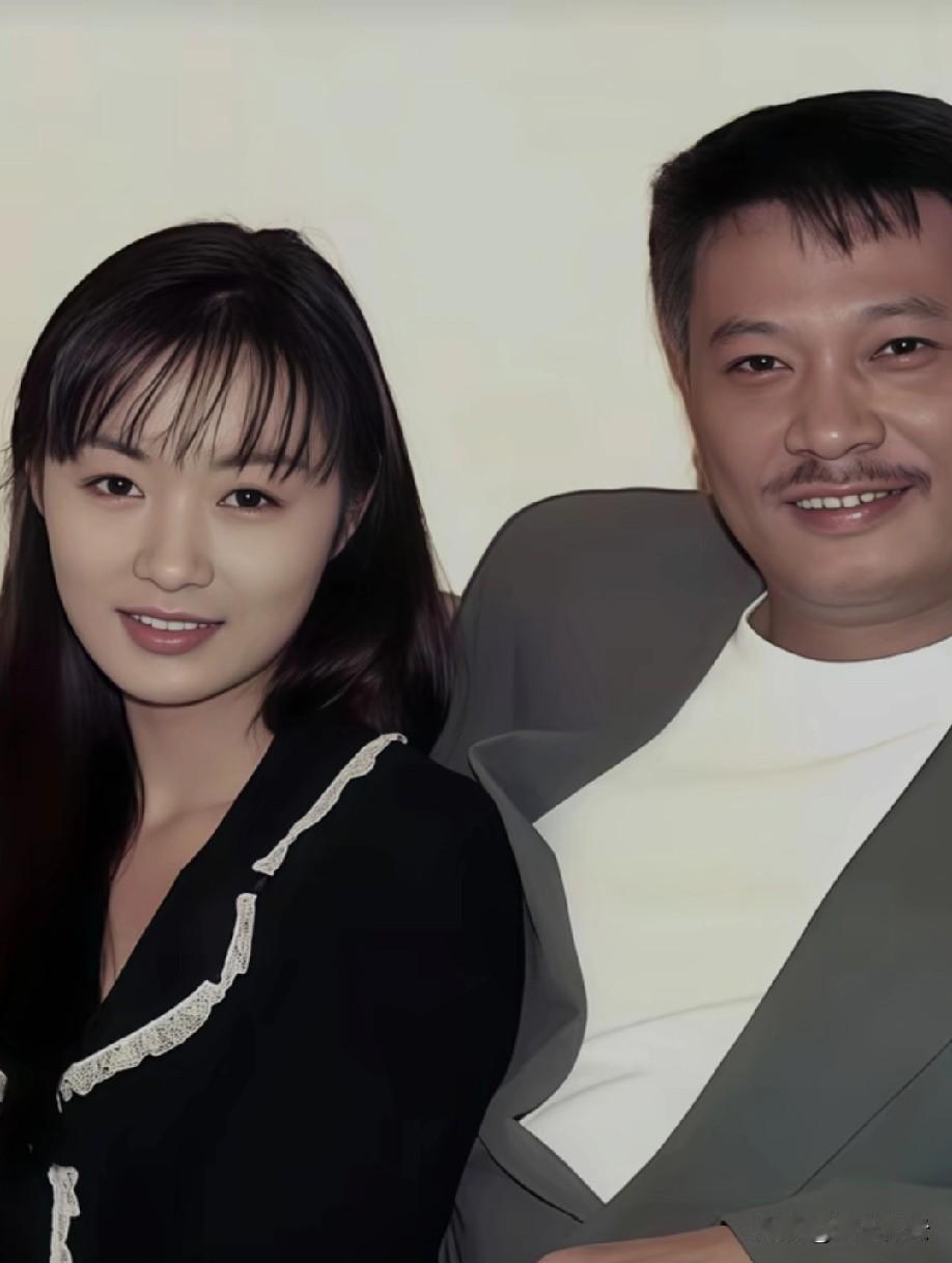 达叔身边这位美女是谁啊？
感觉挺眼熟的，
也很漂亮，
符合我的审美[呲牙]