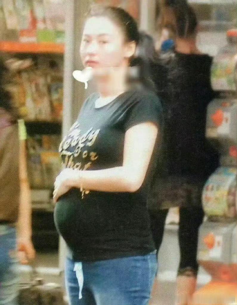 张柏芝怀孕的时候还穿牛仔裤…不会勒着孩子吗 