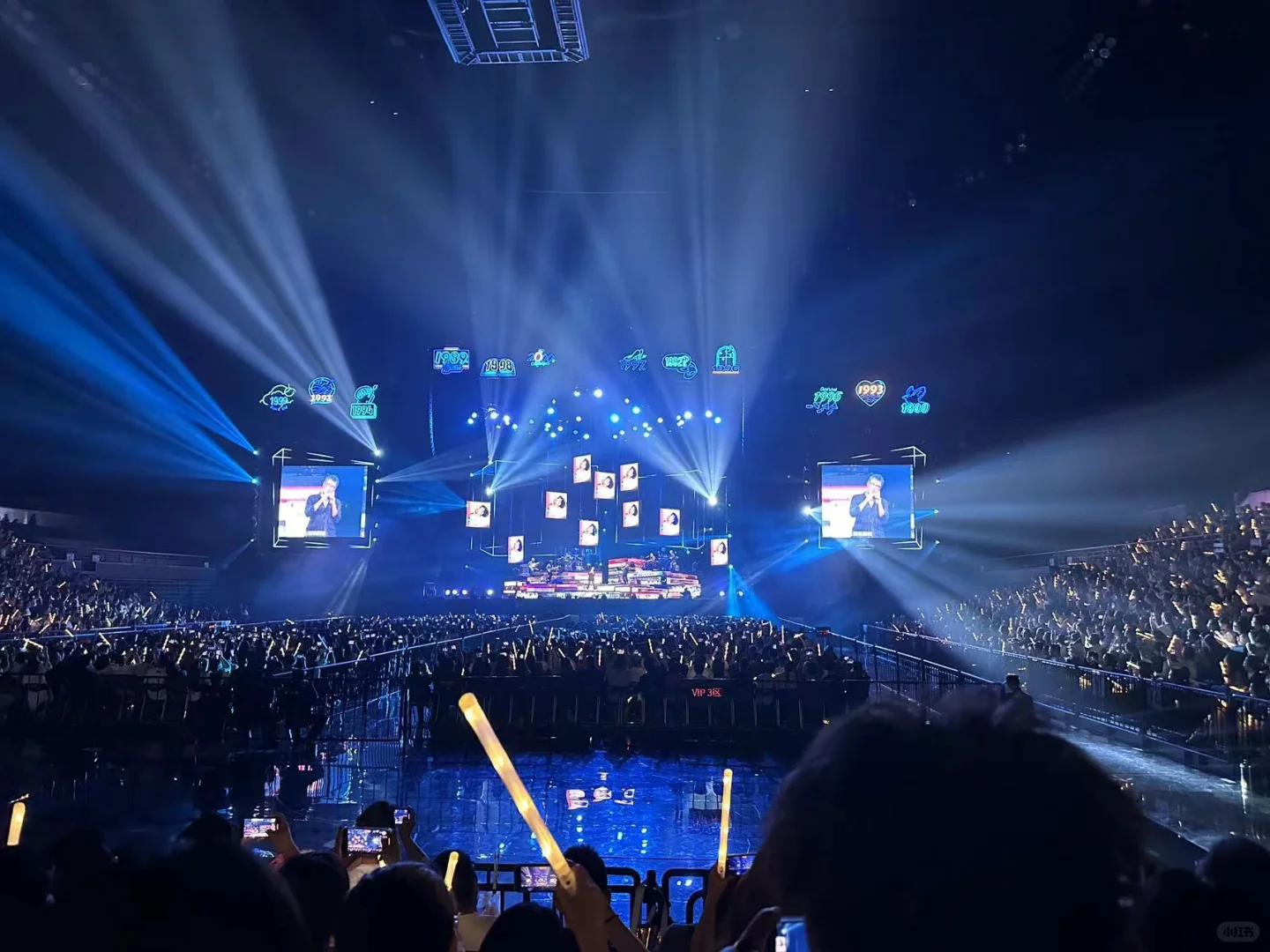 问你 何时能看见 这世界为了人们改变 	 周五 老李演唱会 奔波忙碌一...