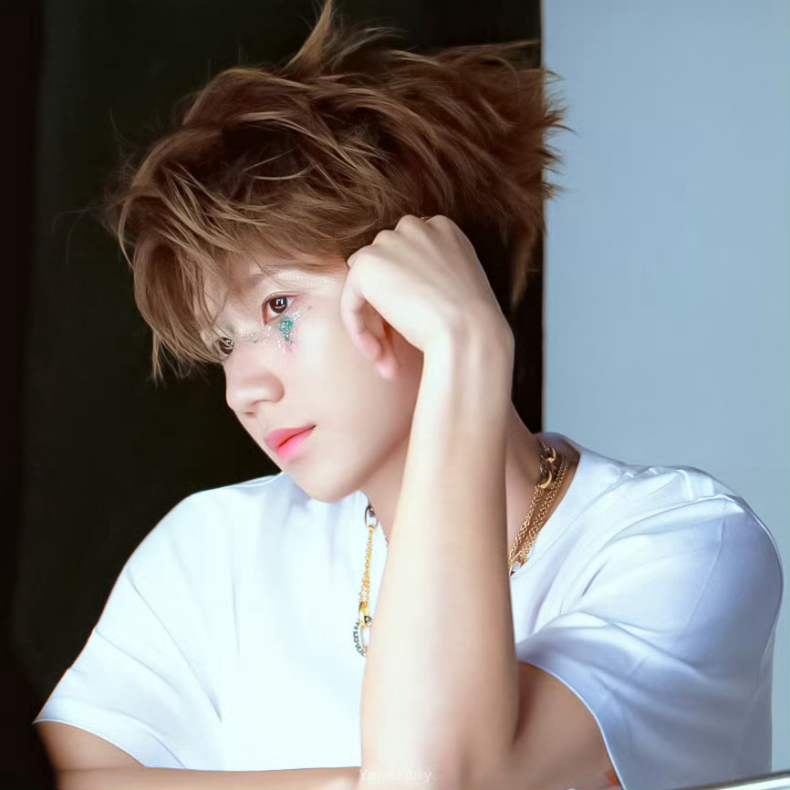 王源银河妆2026巡演海报妆造也亮眼了！银河细闪妆直接把氛围感拉满，绿色细闪点睛