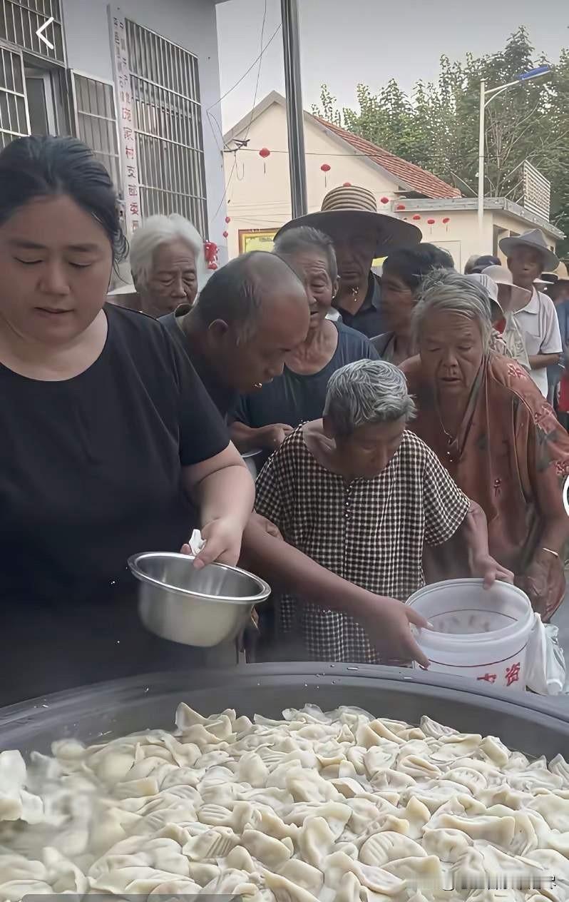 这些拿着不锈钢盆和水桶的老人们，一次领这么多免费的饺子和面条，要是家里没有年轻人