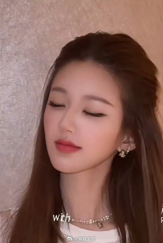 都说女大十八变赵露思是不是一年十八变 
