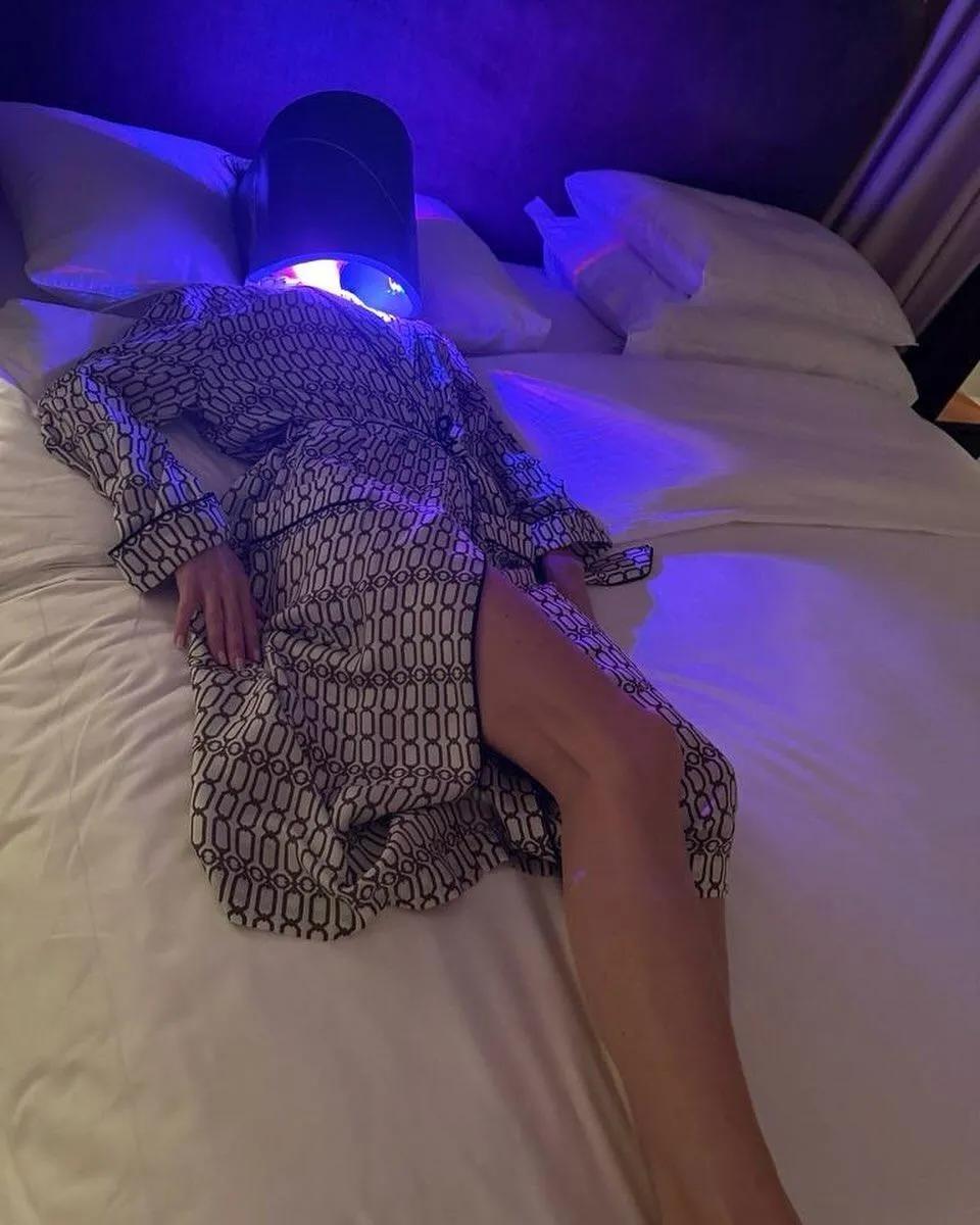 真是花样百出！贝克汉姆爱妻维多利亚真是不把粉丝当外人呀，继素颜出镜翻车之后，她又