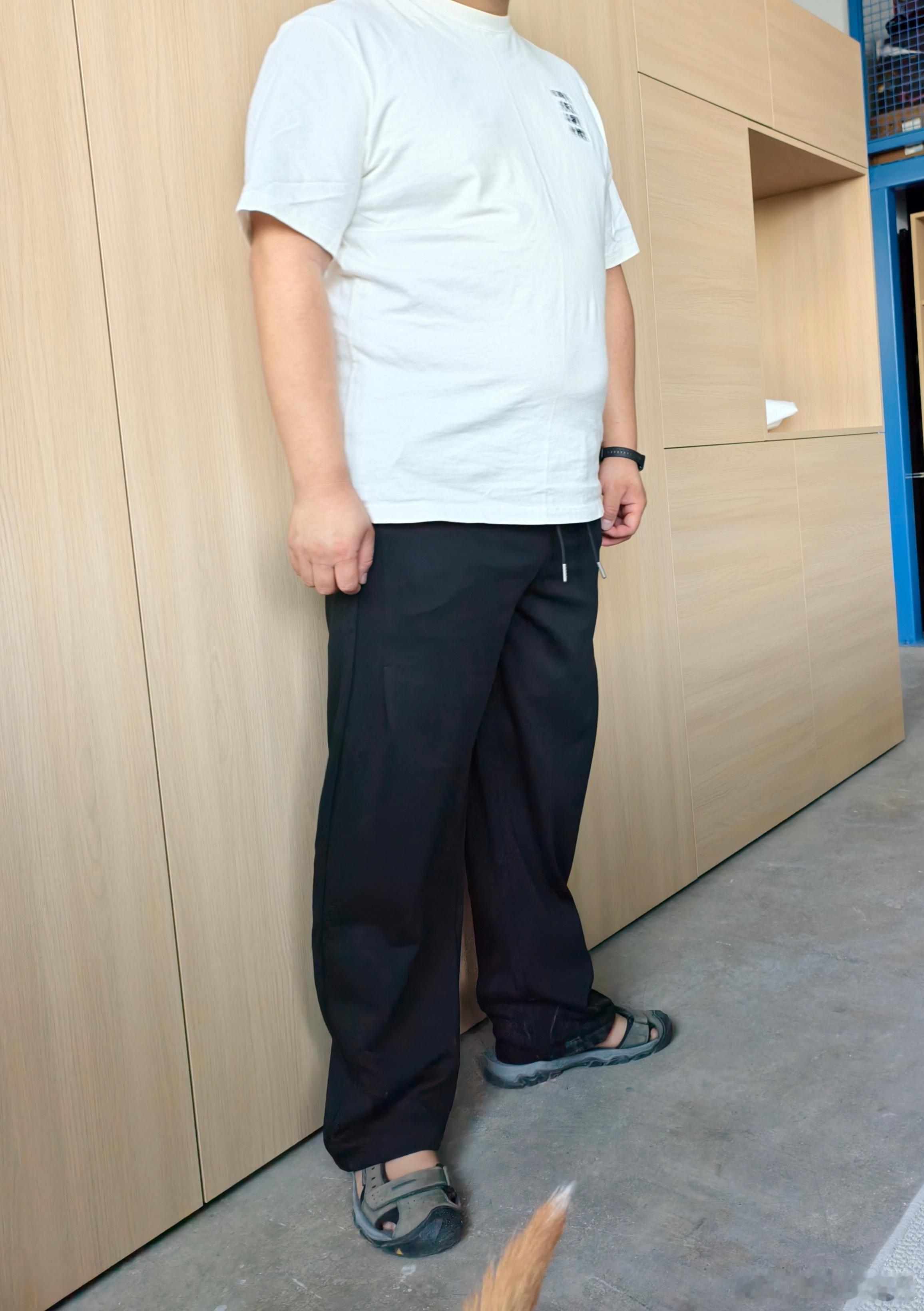 男裤勤快哥穿3XL，肚子有点紧，其他位置都比较合适。哥最近胖出新高度了[无聊][