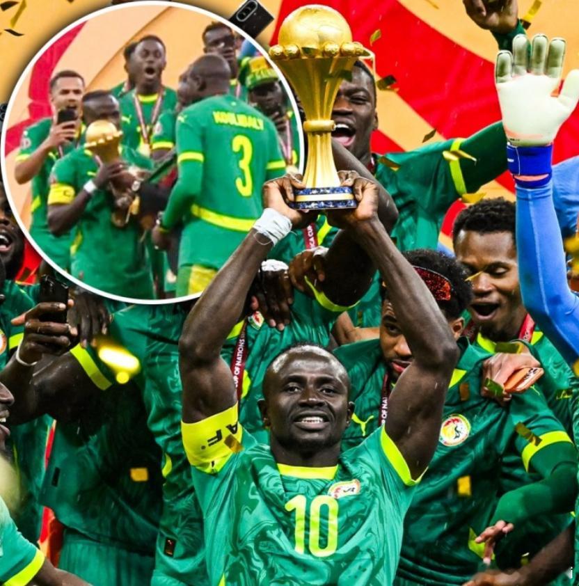 非洲杯决赛，塞内加尔加时赛1-0击败摩洛哥，夺得冠军。颁奖仪式中，库利巴利、伊德