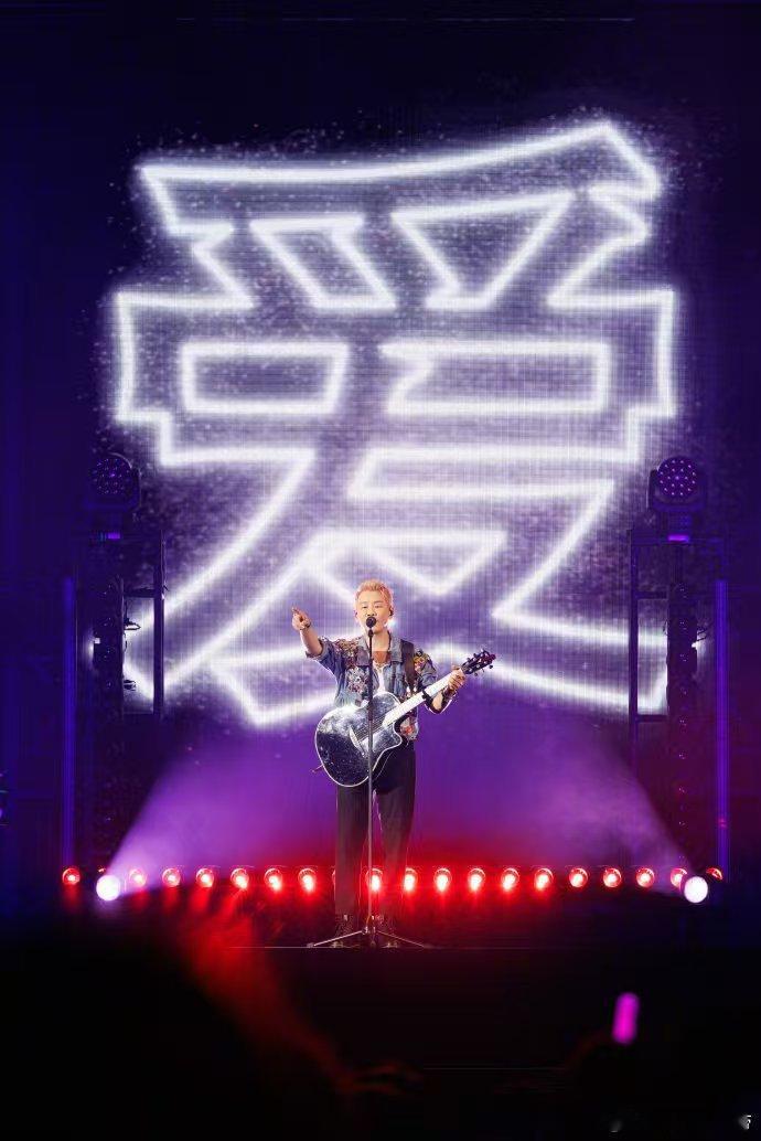 陶喆随机选了位观众合唱 陶喆你是懂宠粉的！随机选观众合唱，递话筒超贴心，小哥抱着