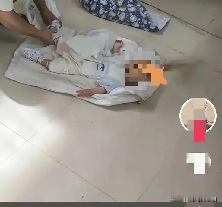 可怕！广西7个月宝宝被邻居两个10岁女孩，抱出房屋抱起摔打，又踩踏后死亡！警方不