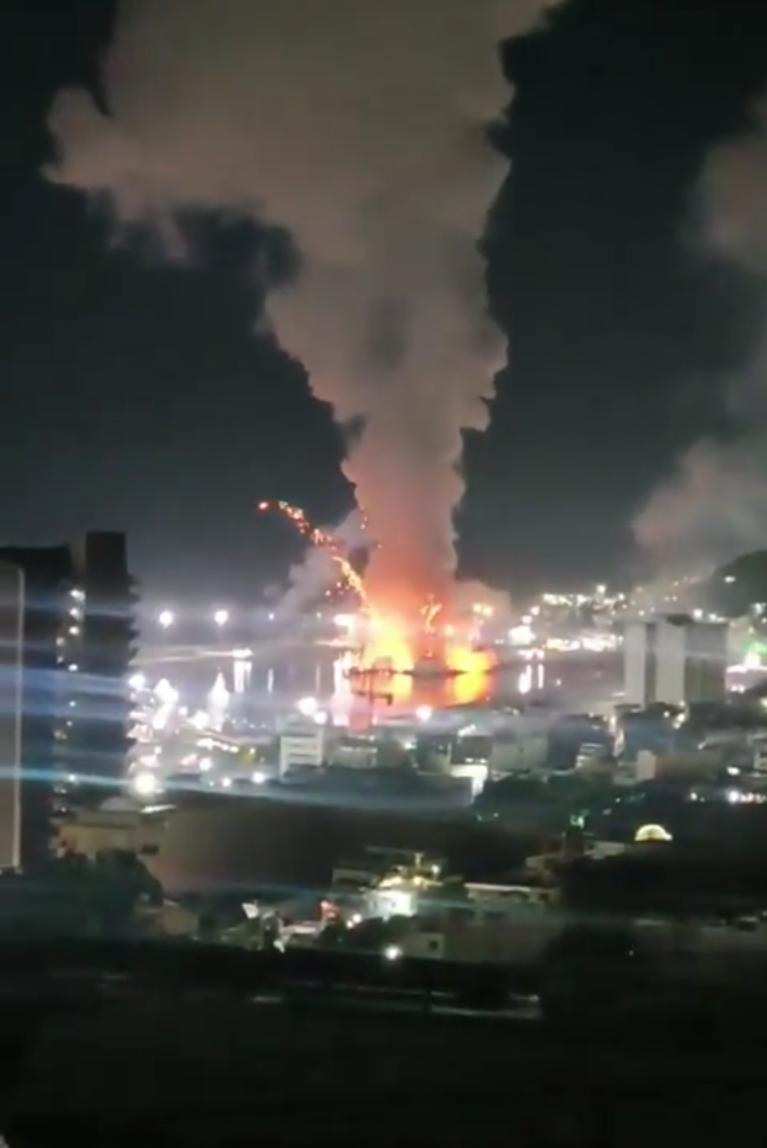 委内瑞拉首都传来数声爆炸声委内瑞拉加拉加斯港发生二次爆炸，冒出火焰和浓烟。轰炸过