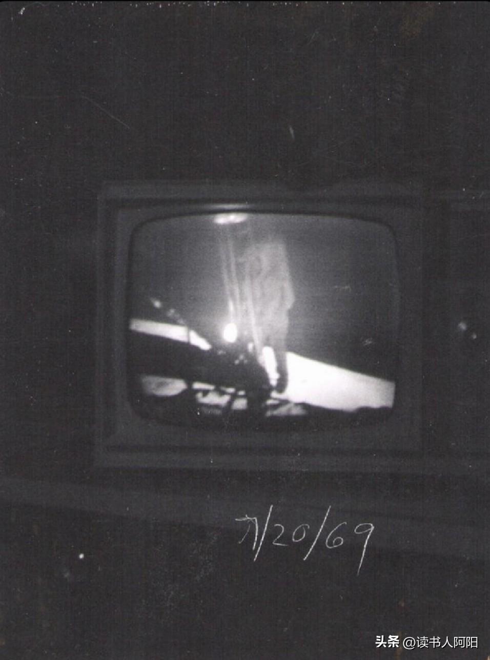 这是一张美国人展示的登月老照片，你可以想象当时在这种电视机前看美国登月的人有多震