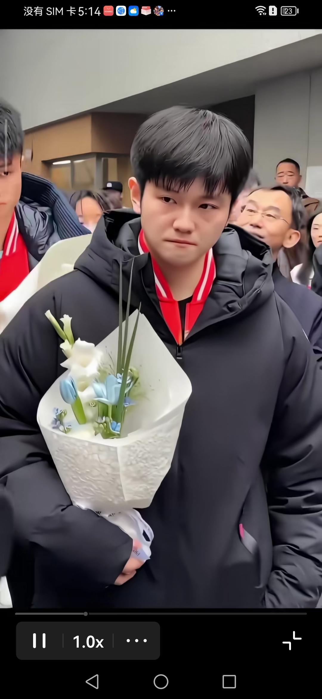 作者声明：个人观点而已

看到樊振东的表情，拿着鲜花，咬着嘴唇，眼泪汪汪的，哪里
