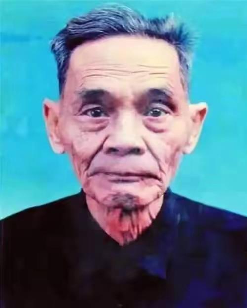 1988年，在台湾潜伏42年的地下党，办了假身份后回到大陆。到家后，看到一大屋子