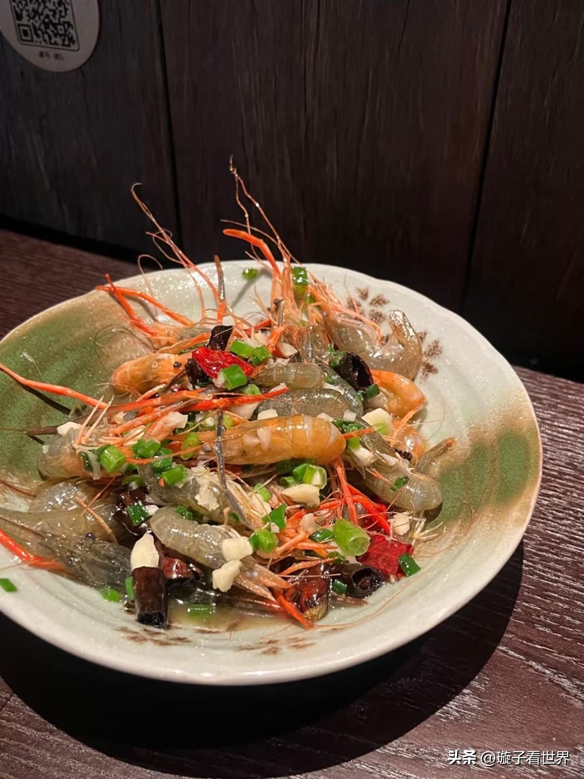 在杭州屏风街挖到一家超有氛围感的小酒馆，简直是打工人下班后的治愈天堂✨

这家不