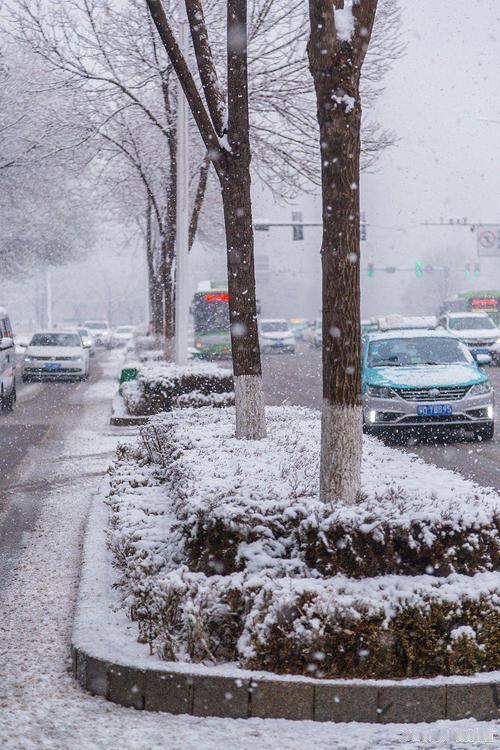 郑州的极端天气，多区孩子们停课。支持上级教育部门的决定。省去家长的接送。