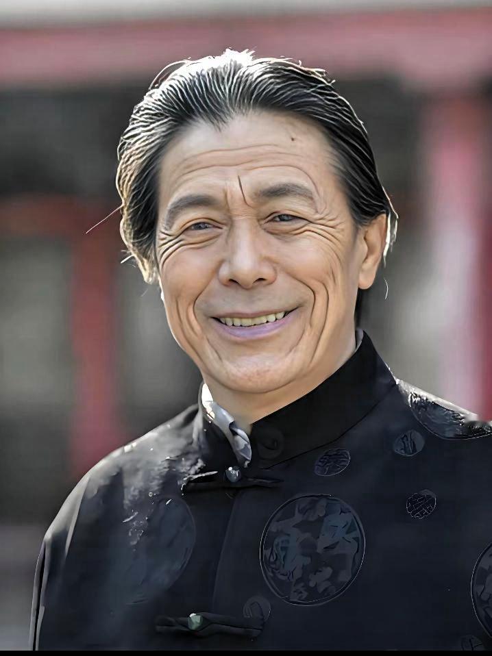 第一眼看见这张面孔，感觉格外眼熟，明明经常在老影视剧里面见到，却一下子叫不出他的