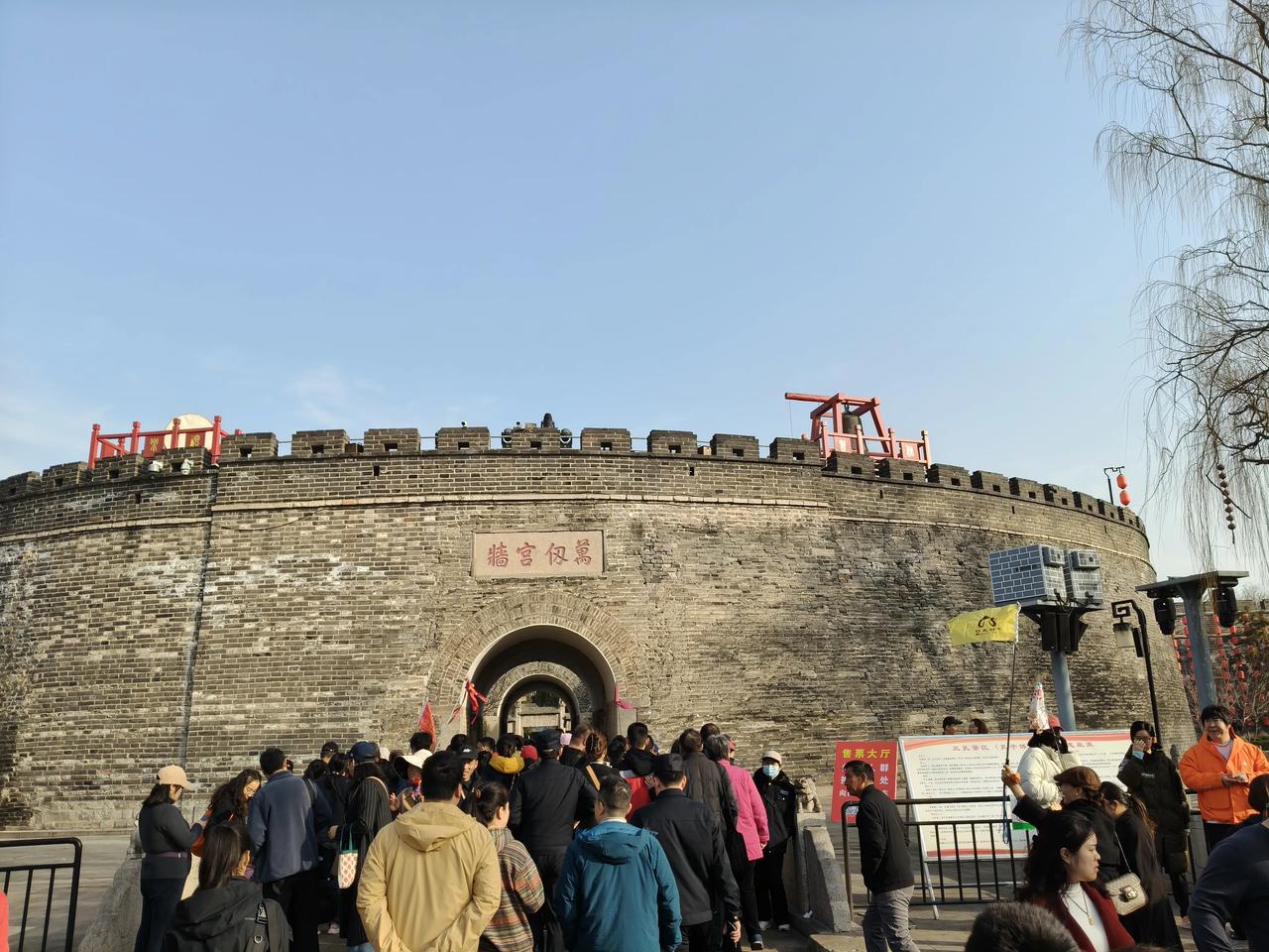 这里就是山东曲阜孔庙的正大门，古城墙赫然写着四个大字“万仞宫墙”，象征着孔夫子的