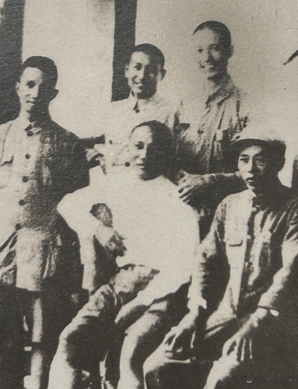 1948年10月5日，华东野战军（华野）核心指挥层在曲阜会议期间的珍贵瞬间￼。照