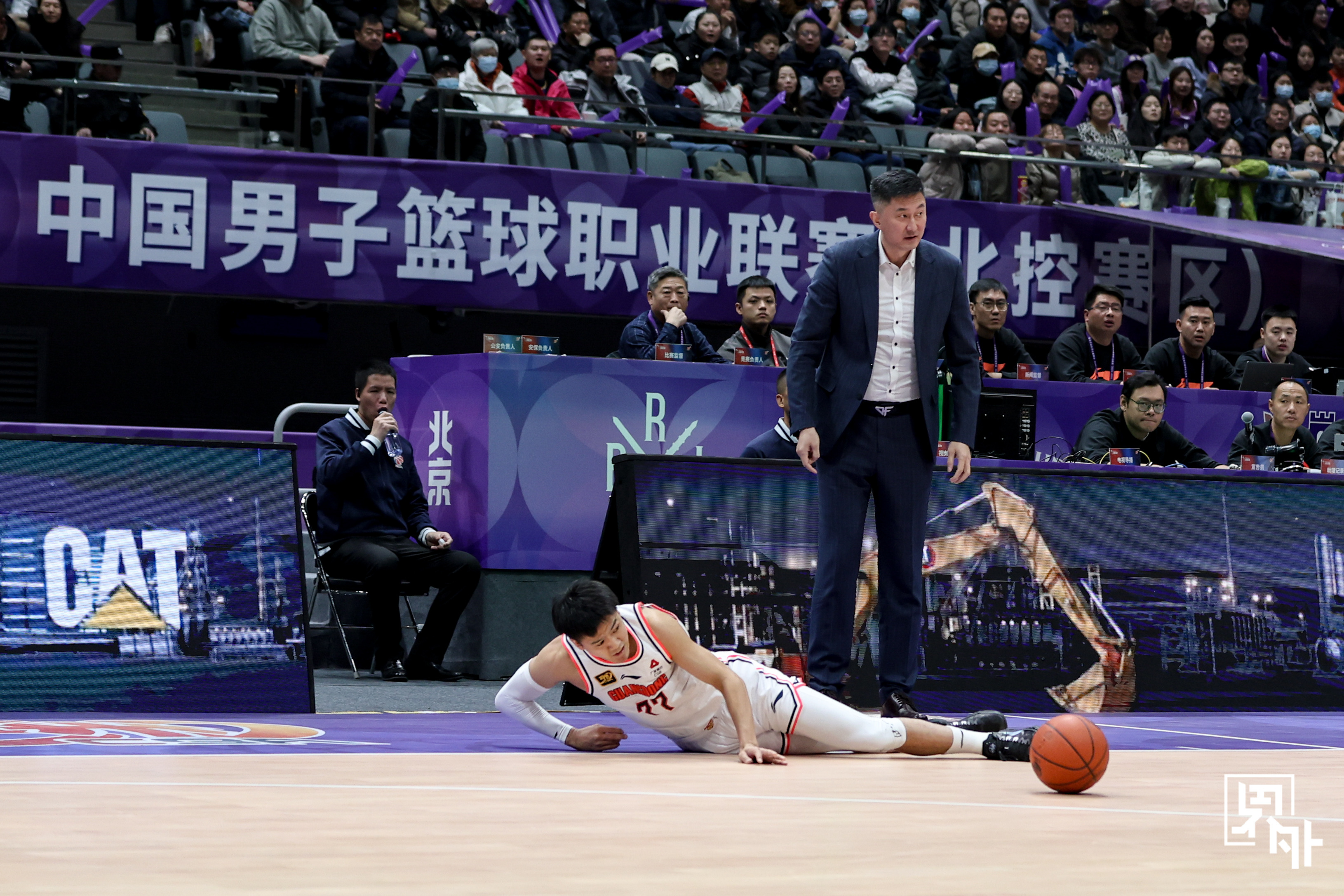 广东男篮战胜北控男篮  北控男篮半场领先11分的情况下被广东队翻盘，徐杰几乎打满