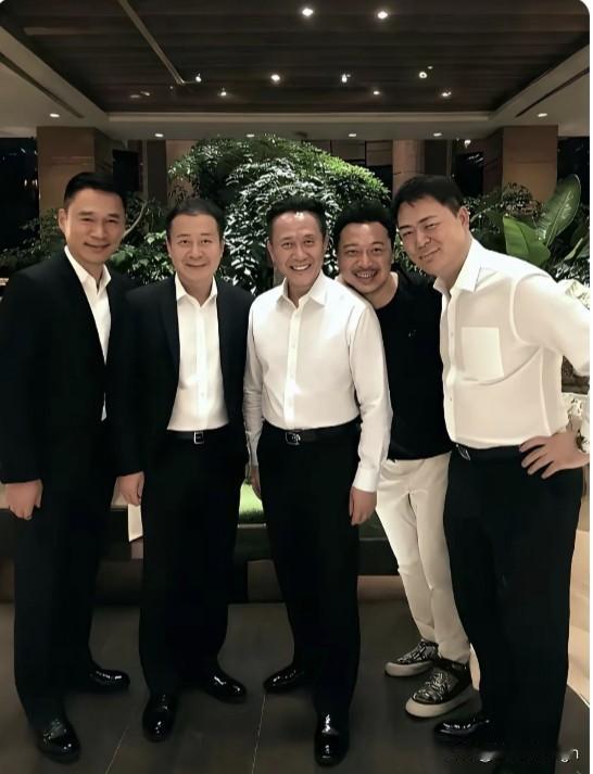 这张几位中老年老戏骨的照片画面感太强了！

高鑫、许文广、张志坚、高亚麟，清一色